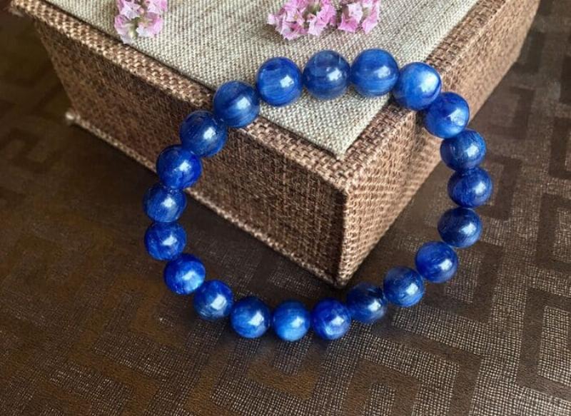 Vòng trầm hương nữ mệnh Thủy kết hợp đá Aquamarine