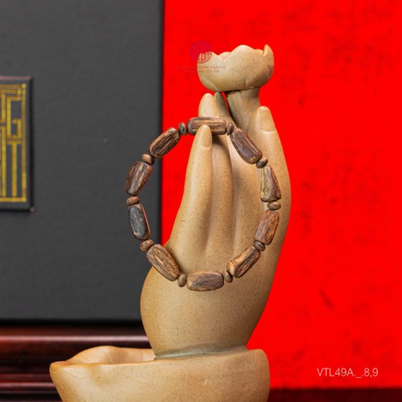 Vòng trầm hương tự nhiên cao cấp với vân dầu rõ nét, tỏa hương thơm dịu nhẹ