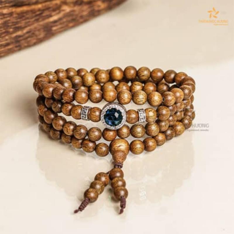 Vòng trầm hương Việt Nam đeo tay, biểu tượng của sự sang trọng và may mắn