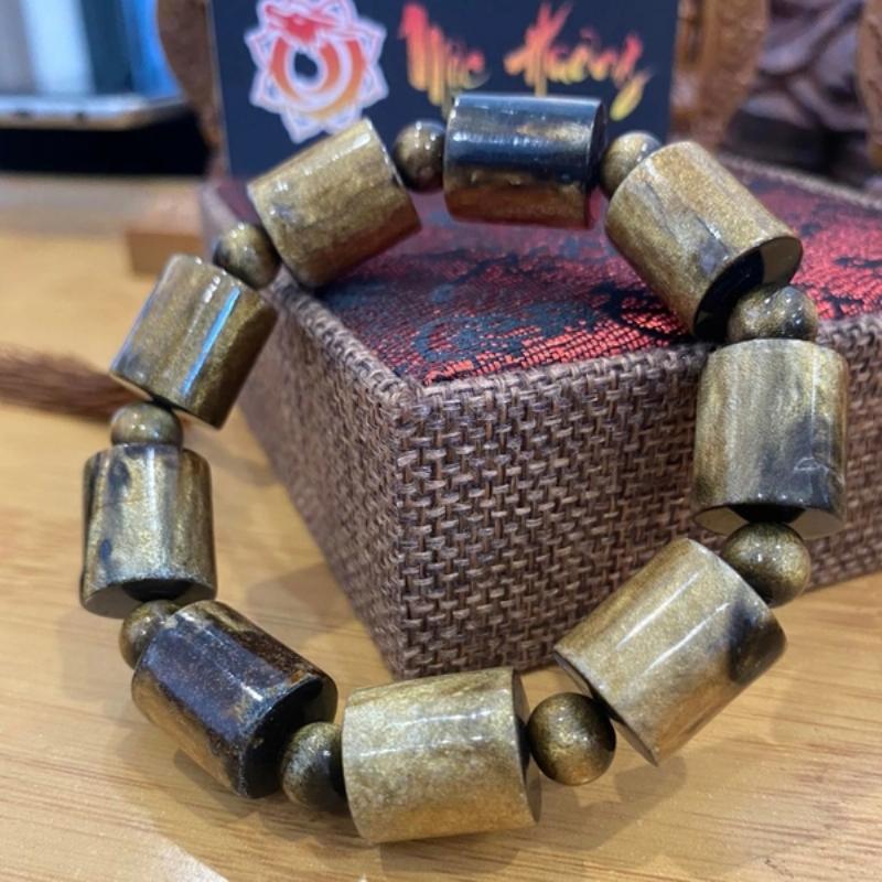 Vòng trầm kỳ nam cao cấp, biểu tượng của sự giàu sang và may mắn trong phong thủy.